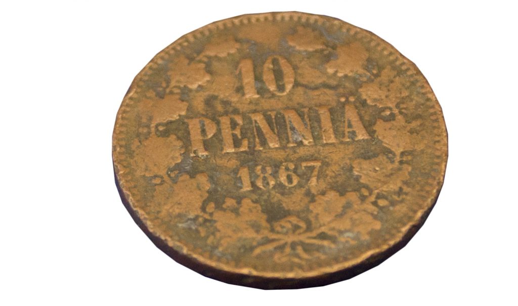 10 penniä vuodelta 1867. Raha on yksi sellaisista esineistä, joita diakonissalaitoksen museon kokoelmissa on.