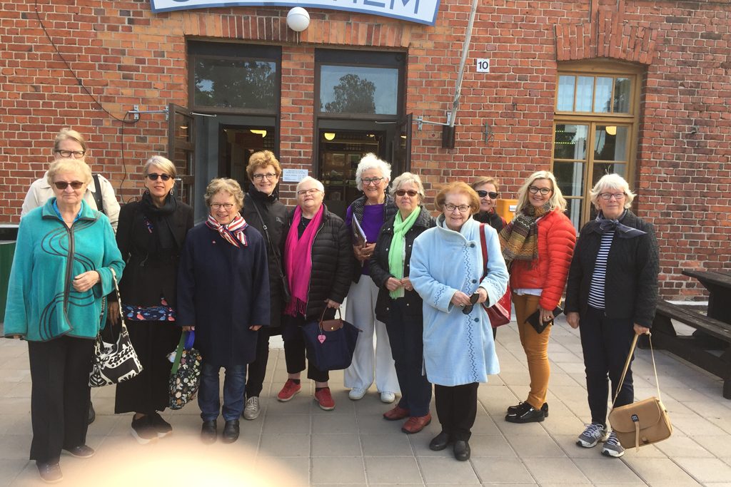Museon vapaaehtoisten ryhmä kuvattu Dragsvikin varuskunnan kahvilan edessä.