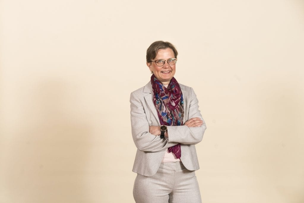 Liiketoimintajohtaja Ella Suojalehto seisoo hymyillen.