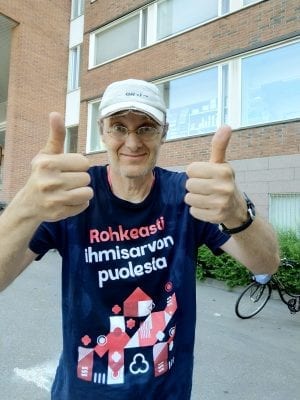 Hoivan työntekijä Jukka näyttää peukkuja juoksutempauksen jälkeen.
