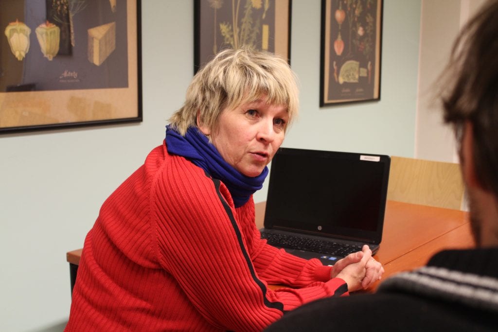Työhönvalmentaja Paula Koskelainen-Nordberg keskustelee asiakkaan kanssa.