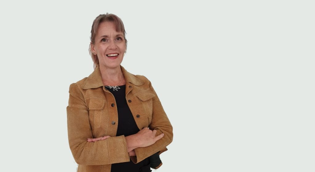 Leena Nissilä hymyilee henkilökuvassa.