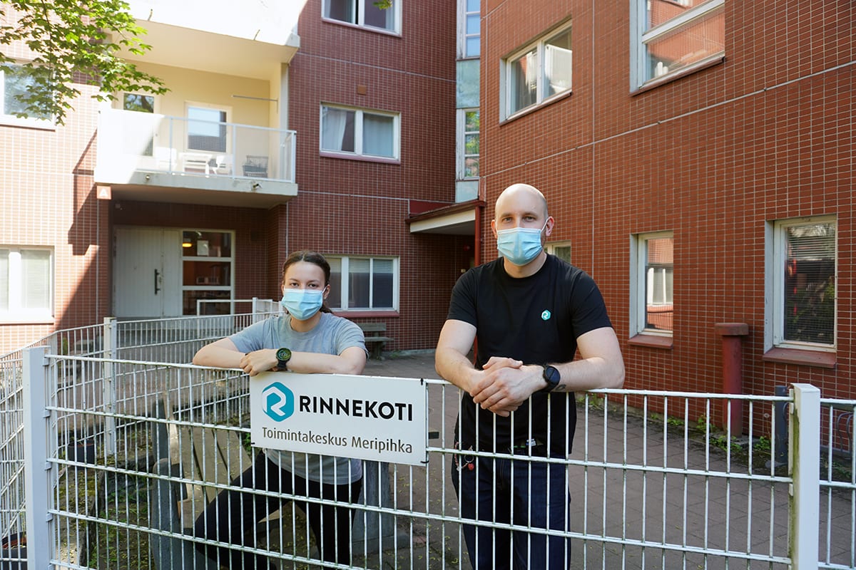 Salkku Salokangas ja Iina Sallinen seisovat Toimintakeskus Meripihkan portin takana.